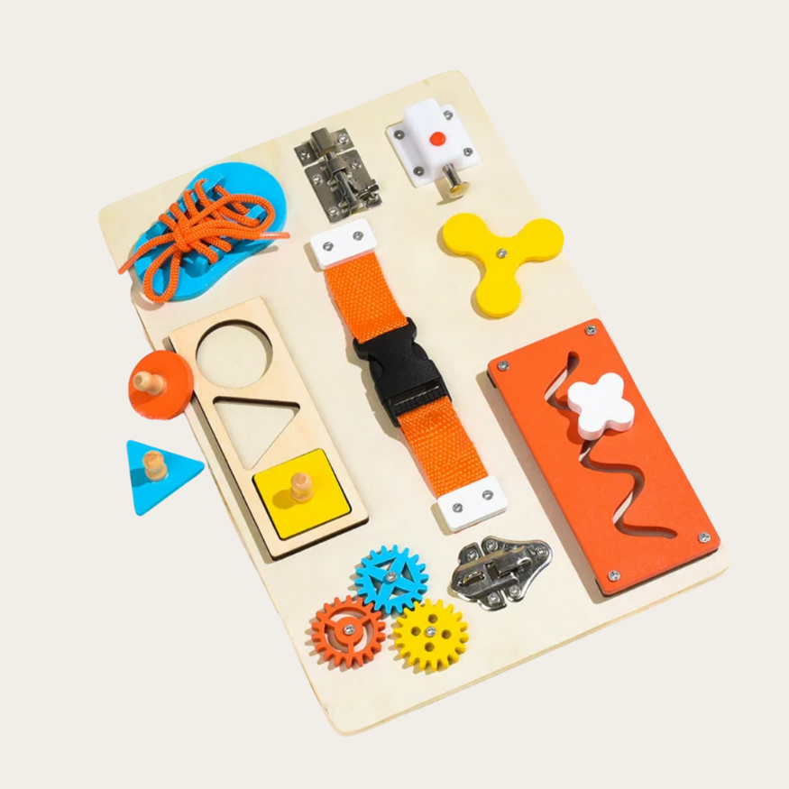 Drewniana tablica manipulacyjna - pierwsza sensoryczna przygoda