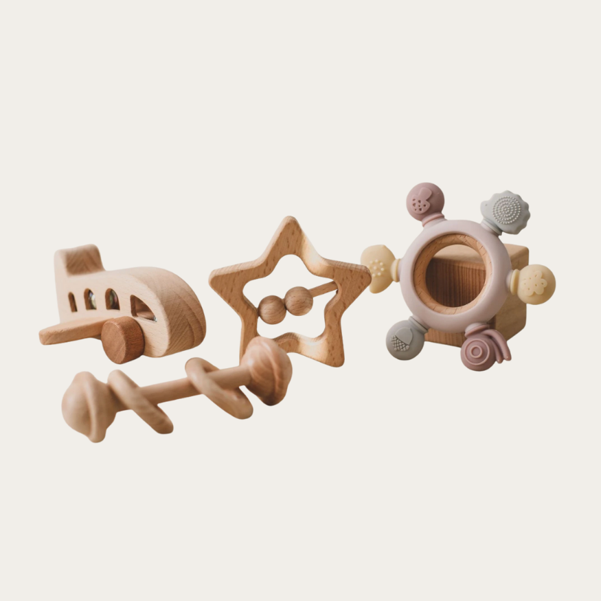 Drewniany zestaw wyprawkowy dla niemowlaka – samochodzik, grzechotki, gryzaki