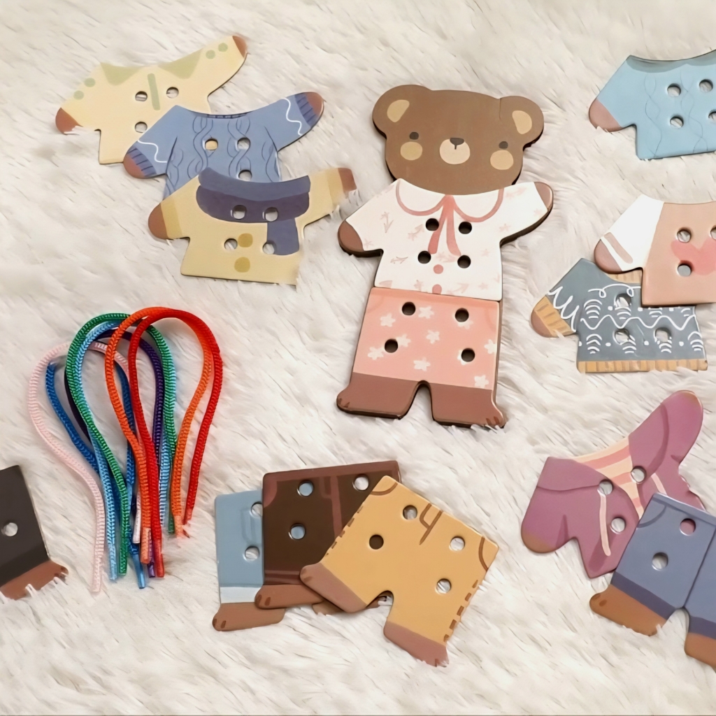 Beary Cute - miś do nauki nawlekania z kompletem ubranek